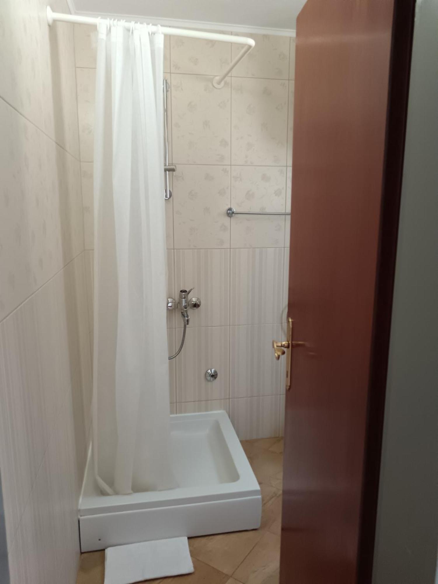 Apartmani More Komarna Buitenkant foto